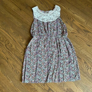 Olive and Oak floral mini dress with pockets! Women’s size Medium